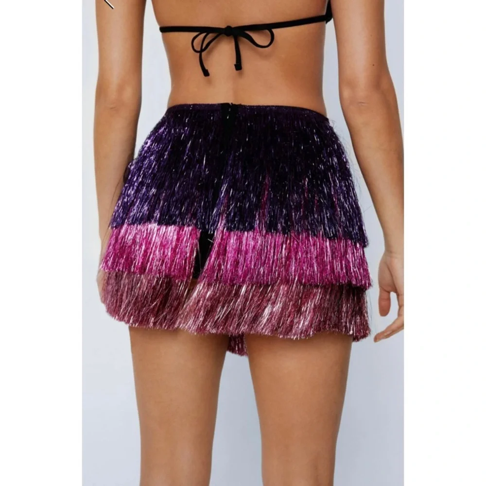 📌 NWOT Nasty Gal Metallic Tiered Fringe Shorts - Picture 4 of 9